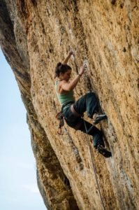colocación de pies en escalada