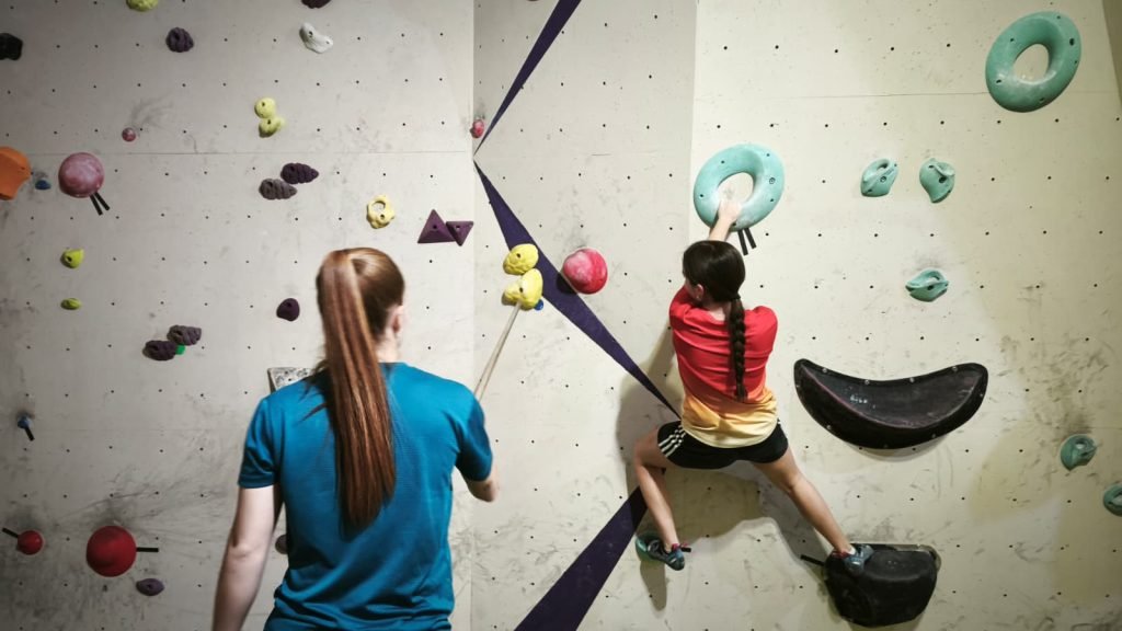 rocódromo con bautismo de escalada